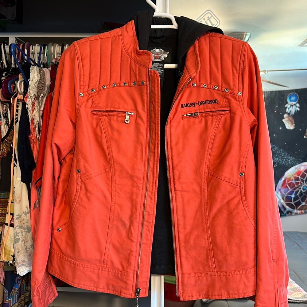 Hi I am selling a extra large woman’s Harley Davidson jacket orange